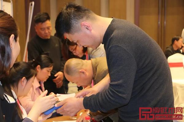 纯本森活活动现场签单不断,一片火爆 纯本森活活动现场签单不断,一片火爆