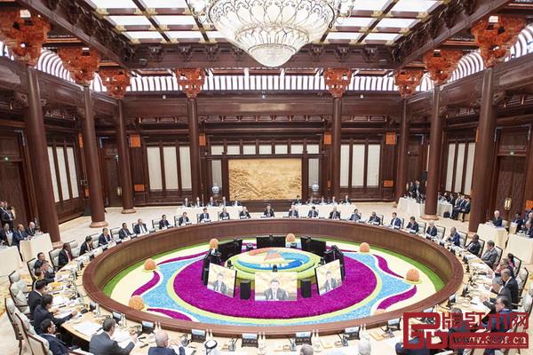 4月27日,第二届“一带一路”国际合作高峰论坛在北京雁栖湖国际会议中心举行圆桌峰会 4月27日,第二届“一带一路”国际合作高峰论坛在北京雁栖湖国际会议中心举行圆桌峰会