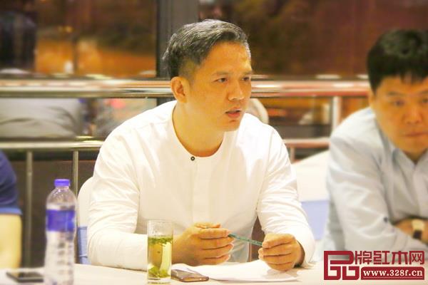 福建仙游清河山房总经理张剑伟在会上发言 福建仙游清河山房总经理张剑伟在会上发言
