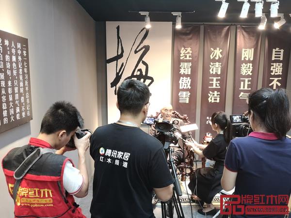 中国传统工艺大师、深圳宜雅泰和园董事长邵湘文接受腾讯家居、品牌红木等媒体联合采访 中国传统工艺大师、深圳宜雅泰和园董事长邵湘文接受腾讯家居、品牌红木等媒体联合采访