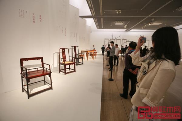 “工匠精神·苏艺:韩建贤苏式家具展”现场(图片来自:中国美术馆) “工匠精神·苏艺:韩建贤苏式家具展”现场(图片来自:中国美术馆)