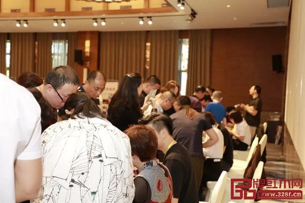 优惠订货会诚意满满,经销商们纷纷刷卡,现场十分火爆 优惠订货会诚意满满,经销商们纷纷刷卡,现场十分火爆