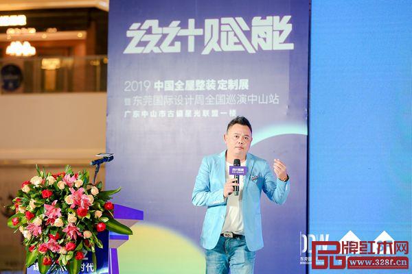 刘卫军表示,文化性是设计所要思考的重要根源,空间要融入文化的现象及文化的表达 刘卫军表示,文化性是设计所要思考的重要根源,空间要融入文化的现象及文化的表达