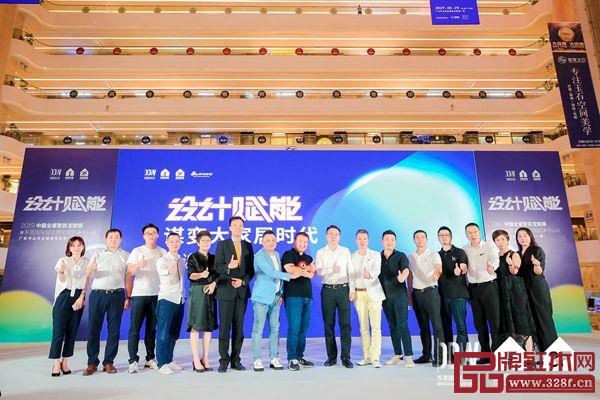 出席活动的领导、嘉宾合影留念 出席活动的领导、嘉宾合影留念