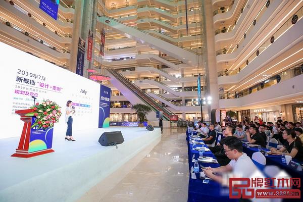 国际名家具(东莞)展览会副总经理林苑玲介绍,设计师从舞台主角转变为真正的采购商和集中采购人员,以前单一卖产品的形式也已发展到卖空间和整案销售 国际名家具(东莞)展览会副总经理林苑玲介绍,设计师从舞台主角转变为真正的采购商和集中采购人员,以前单一卖产品的形式也已发展到卖空间和整案销售