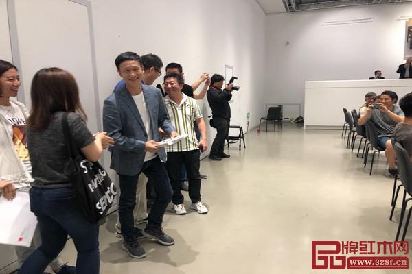 区氏臻品总经理区锦泽以270万元(含佣金310.5万元)购得王世襄袁荃猷藏书十柜 区氏臻品总经理区锦泽以270万元(含佣金310.5万元)购得王世襄袁荃猷藏书十柜