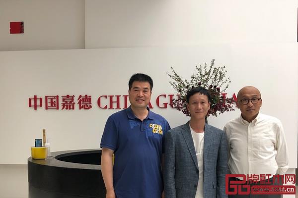 竞拍成功后,区锦泽(中)与佳士得裴朝辉(左)、中国嘉德乔皓(右)合影留念 竞拍成功后,区锦泽(中)与佳士得裴朝辉(左)、中国嘉德乔皓(右)合影留念