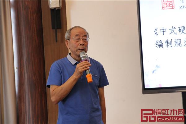 中国技术红木家具专家、《红木家具通用技术条件》标准主要起草人之一曹新民 中国技术红木家具专家、《红木家具通用技术条件》标准主要起草人之一曹新民