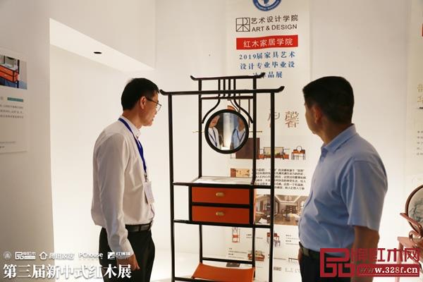 王克(左)参观“新意思”新中式红木家具展中展出的高等院校学生作品 王克(左)参观“新意思”新中式红木家具展中展出的高等院校学生作品