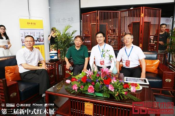 王克(右二)与其他嘉宾领导参观红木品牌展厅 王克(右二)与其他嘉宾领导参观红木品牌展厅