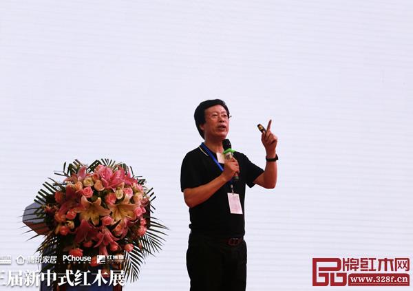 深圳家具研究开发院院长、南京林业大学博士生导师许柏鸣在新中式红木展开幕式上进行《红木家具企业的顶层战略》主题分享 深圳家具研究开发院院长、南京林业大学博士生导师许柏鸣在新中式红木展开幕式上进行《红木家具企业的顶层战略》主题分享