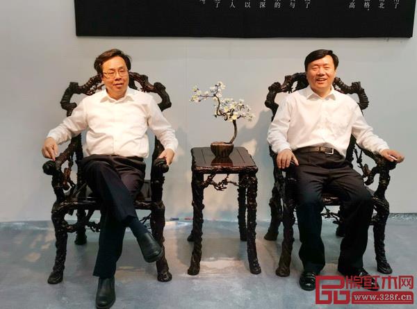 深圳市委常委、宣传部部长李小甘（左）和哈尔滨市委常委、统战部部长梁野