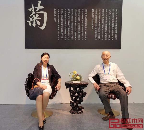 深圳市龙岗区副区长尚博英（左）和中国传统工艺大师、泰和园董事长邵湘文体验泰和园菊花椅
