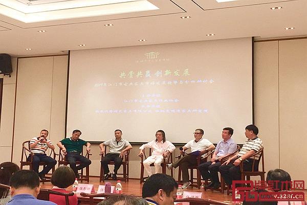 中国工美行业艺术大师伍炳亮(右四)及江门古典家具行业协会会长黄惠满(右二)、各常务副会长在互动环节耐心解疑 中国工美行业艺术大师伍炳亮(右四)及江门古典家具行业协会会长黄惠满(右二)、各常务副会长在互动环节耐心解疑