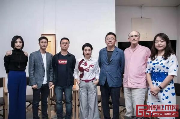 论坛嘉宾合影。从左至右:李宓(家天地艺术总监)、区锦泽(中山区氏家具有限公司总经理)、邓彬(江南大学设计学院教师)、李孟苏(设计家具研究者)、张金华(《维扬明式家具》作者)、柯惕思(古典家具研究学者)、胡伟爔(佳士得中国区总经理) 论坛嘉宾合影。从左至右:李宓(家天地艺术总监)、区锦泽(中山区氏家具有限公司总经理)、邓彬(江南大学设计学院教师)、李孟苏(设计家具研究者)、张金华(《维扬明式家具》作者)、柯惕思(古典家具研究学者)、胡伟爔(佳士得中国区总经理)