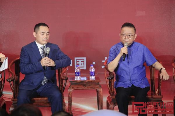 活动现场,王刚老师积极与观众分享自己的收藏经历 活动现场,王刚老师积极与观众分享自己的收藏经历