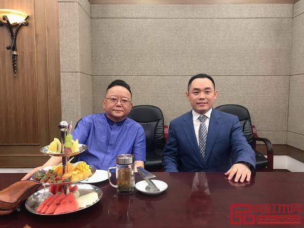 王刚老师与大成尚品董事长黄秋奇(右)亲切合影 王刚老师与大成尚品董事长黄秋奇(右)亲切合影