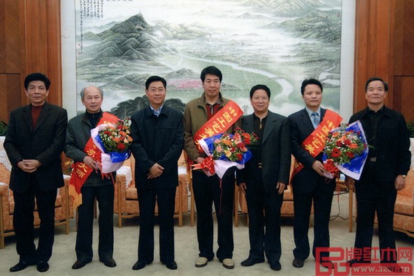 大家之家董事长林庆财(右二)获评“中国工艺美术大师” 大家之家董事长林庆财(右二)获评“中国工艺美术大师”