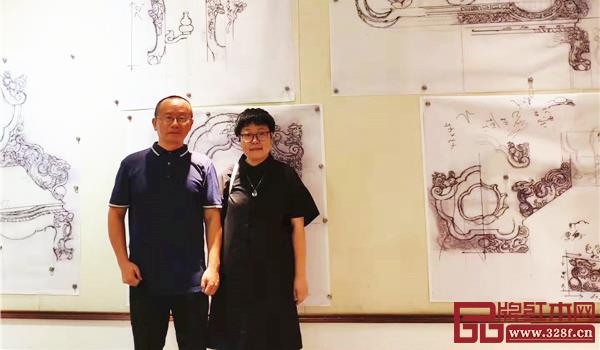 北京故宫博物院研究员、全联艺术红木家具专业委员会专家顾问周京南(左)与全联艺术红木家具专业委员会专家顾问、华南农业大学研究生导师郭琼(右)合影留念 北京故宫博物院研究员、全联艺术红木家具专业委员会专家顾问周京南(左)与全联艺术红木家具专业委员会专家顾问、华南农业大学研究生导师郭琼(右)合影留念