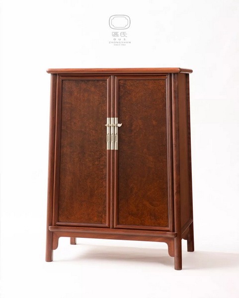 区胜春作品:圆角柜一对,lot280 区胜春作品:圆角柜一对,lot280