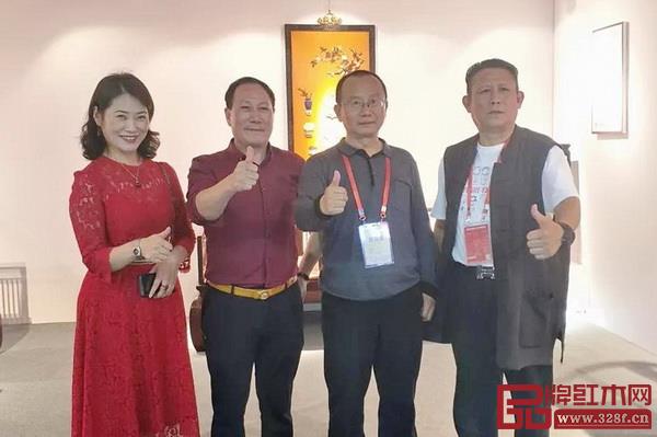 北京故宫博物院副研究员周京南(右二)和御乾堂红木董事长马海军(左二)留影 北京故宫博物院副研究员周京南(右二)和御乾堂红木董事长马海军(左二)留影