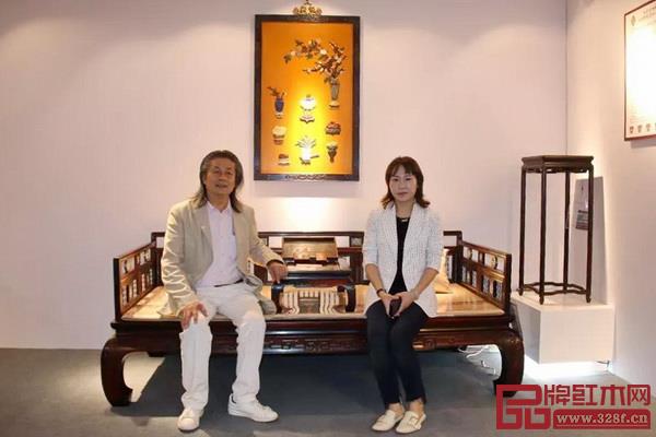 中国传统家具专业委员会主席团主席、中国工艺美术协会副理事长伍炳亮(左)与御乾堂总经理马姣姣留影 中国传统家具专业委员会主席团主席、中国工艺美术协会副理事长伍炳亮(左)与御乾堂总经理马姣姣留影