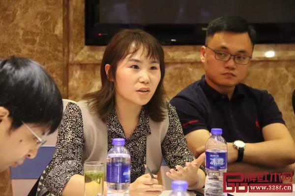 东阳市红木家具行业协会青年企业家委员会副主任、御乾堂红木总经理马姣姣发言 东阳市红木家具行业协会青年企业家委员会副主任、御乾堂红木总经理马姣姣发言