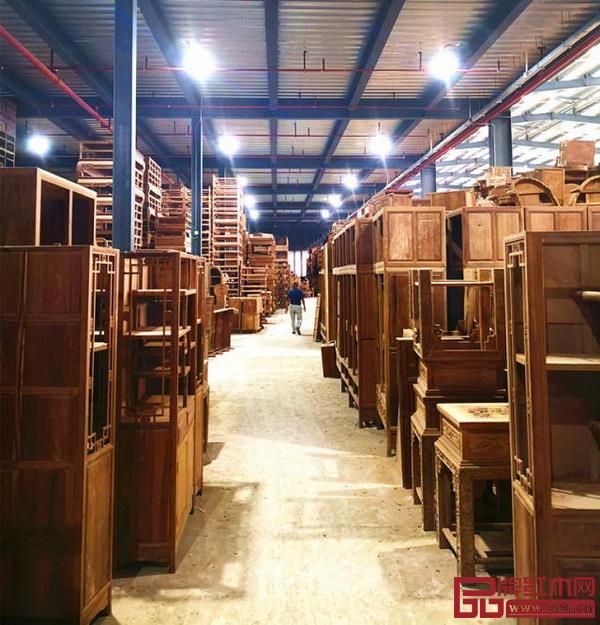 走进王士丰红木生产基地,感受鲁班锁拼合体验 走进王士丰红木生产基地,感受鲁班锁拼合体验