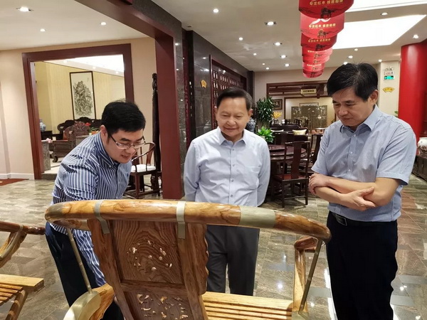 中国轻工业联合会会长张崇和赞誉东成红木创新发展