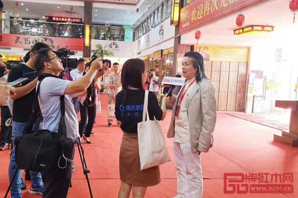 伍炳亮正在接受腾讯家居与品牌红木的现场采访 伍炳亮正在接受腾讯家居与品牌红木的现场采访