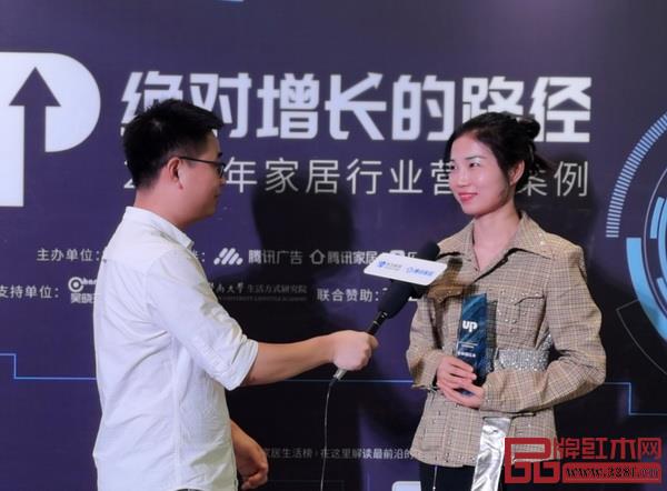 泰和园总裁办主任张茜(右)接受腾讯家居采访 泰和园总裁办主任张茜(右)接受腾讯家居采访