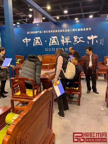 国祥红木携精品红木家具亮相杭州精品博览会.jpg 国祥红木携精品红木家具亮相杭州精品博览会.jpg