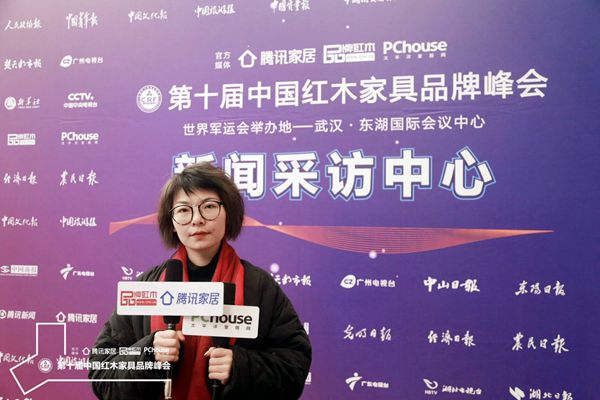恒达木业销售经理盛园园接受品牌红木、腾讯家居、太平洋家居媒体采访 恒达木业销售经理盛园园接受品牌红木、腾讯家居、太平洋家居媒体采访