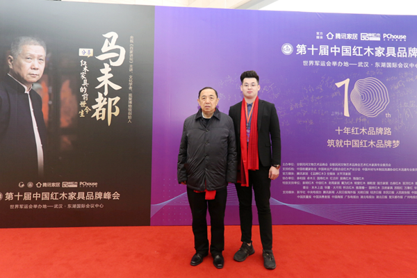 国务院参事室特邀研究员,国家人力资源与社会保障部原党组副书记、常务副部长杨志明与志成红木副总经理陈嘉诚合影留念 国务院参事室特邀研究员,国家人力资源与社会保障部原党组副书记、常务副部长杨志明与志成红木副总经理陈嘉诚合影留念