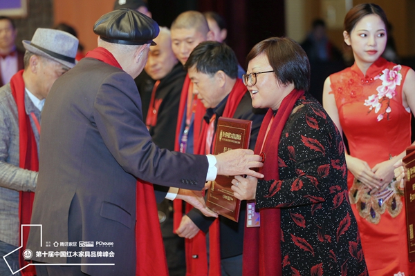 上海市家具研究所副所长许美琪(左一)为祥瑞坊红木颁发“2019阔叶黄檀家具热门品牌”奖牌,祥瑞坊红木董事长贺琼燕(右一)上台领奖 上海市家具研究所副所长许美琪(左一)为祥瑞坊红木颁发“2019阔叶黄檀家具热门品牌”奖牌,祥瑞坊红木董事长贺琼燕(右一)上台领奖