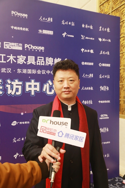 国福干燥董事长李国林在第十届中国红木品牌峰会现场接受腾讯家居、太平洋家居、品牌红木的现场采访 国福干燥董事长李国林在第十届中国红木品牌峰会现场接受腾讯家居、太平洋家居、品牌红木的现场采访