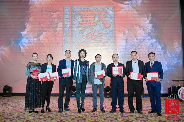 戴为红木董事总经理翁肖尤(左四)为获奖的优秀员工颁奖 戴为红木董事总经理翁肖尤(左四)为获奖的优秀员工颁奖