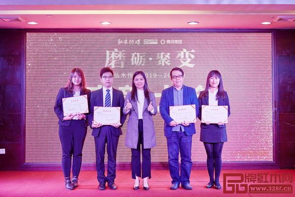 行政部总监黄丽(中)为2019年年度优秀员工颁奖 行政部总监黄丽(中)为2019年年度优秀员工颁奖
