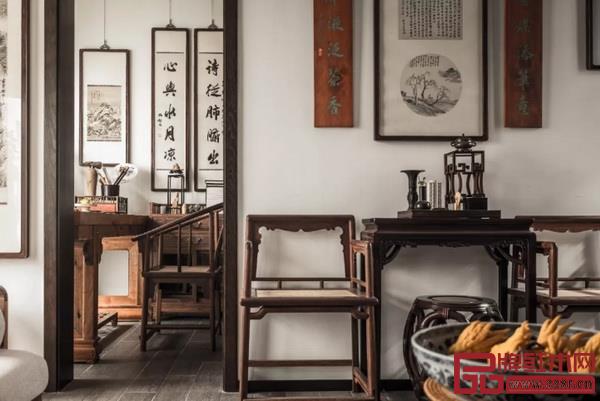 “巢云松馆”内一对玫瑰椅靠墙而放(图片:一条公众号) “巢云松馆”内一对玫瑰椅靠墙而放(图片:一条公众号)