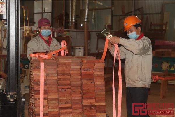 中信红木各大厂房、各岗位员工均已就位,各个车间都在有条不紊的进行生产工作 中信红木各大厂房、各岗位员工均已就位,各个车间都在有条不紊的进行生产工作