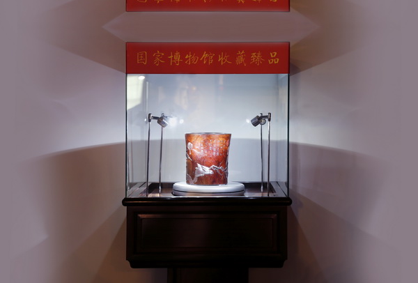 泰和园丝翎檀雕精品笔筒《寒雀图》已成为18件入藏中国国家博物馆的木雕精品之一 泰和园丝翎檀雕精品笔筒《寒雀图》已成为18件入藏中国国家博物馆的木雕精品之一