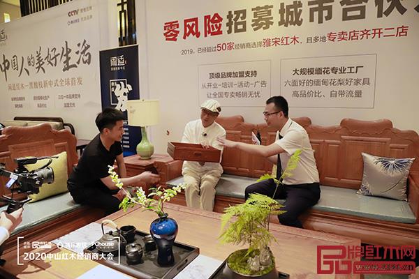 国务院特殊津贴专家、清华大学家具设计高研班讲座教授、意大利米兰多莫斯设计学院访问学者、当代中式美学生活方式研究学者彭亮(中)从美学角度为观众介绍雅宋产品 国务院特殊津贴专家、清华大学家具设计高研班讲座教授、意大利米兰多莫斯设计学院访问学者、当代中式美学生活方式研究学者彭亮(中)从美学角度为观众介绍雅宋产品