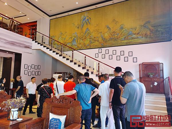 经销商们走进雅宋红木展厅,零距离感受雅宋红木“六面好”的精品工艺 经销商们走进雅宋红木展厅,零距离感受雅宋红木“六面好”的精品工艺