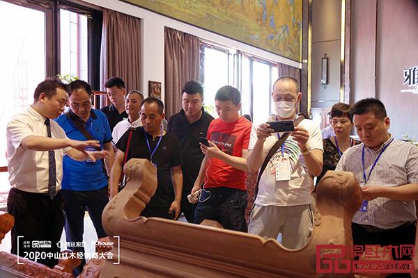 经销商们走进雅宋红木展厅,零距离感受雅宋红木“六面好”的精品工艺 经销商们走进雅宋红木展厅,零距离感受雅宋红木“六面好”的精品工艺