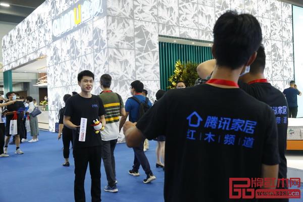 腾讯家居红木直击广州建博会第一现场,带领线上观众近距离观看建博会 腾讯家居红木直击广州建博会第一现场,带领线上观众近距离观看建博会