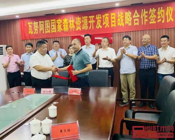 瓦努阿图国家森林资源工业公司董事长李红旗(前排左)和深圳万盛宇董事长蒋桢全签署战略合作协议 瓦努阿图国家森林资源工业公司董事长李红旗(前排左)和深圳万盛宇董事长蒋桢全签署战略合作协议