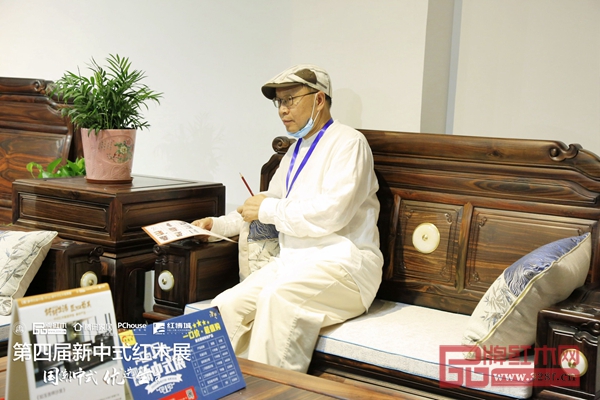 全联艺术红木家具专业委员会专家顾问、清华大学家具设计高研班讲座教授彭亮对祥瑞坊对祥瑞坊红木的产品进行指导、评分 全联艺术红木家具专业委员会专家顾问、清华大学家具设计高研班讲座教授彭亮对祥瑞坊对祥瑞坊红木的产品进行指导、评分