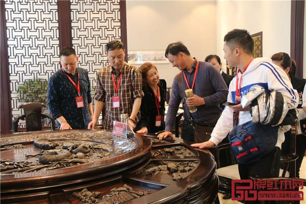 明堂红木经销商参观展厅.jpg 明堂红木经销商参观展厅.jpg