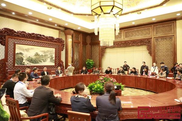 经销商们入座的是,中信红木为无锡梵宫打造的中式会客厅 经销商们入座的是,中信红木为无锡梵宫打造的中式会客厅
