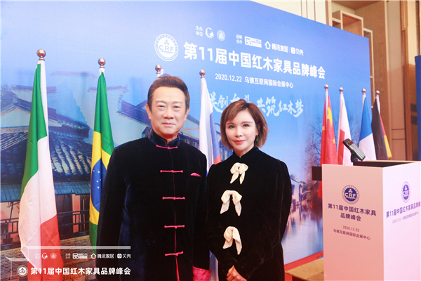 苏阳红执行董事黄美凤受邀出席盛会,并与中央电视台著名主持人赵保乐(左)合影.JPG 苏阳红执行董事黄美凤受邀出席盛会,并与中央电视台著名主持人赵保乐(左)合影.JPG